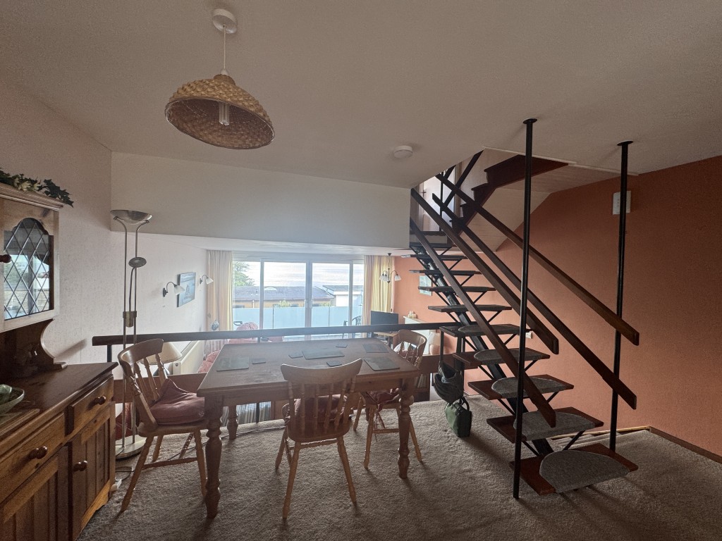 Lot: 153 - MID-TERRACE PROPERTY WITH STUNNING SEA VIEWS IN A POPULAR LOCATION - Dining area towards living area
